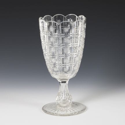 Vaso da tavolo in stile Biedermeier.  
 

 Intorno