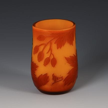 Vaso in stile Art Nouveau con decorazione a bacche