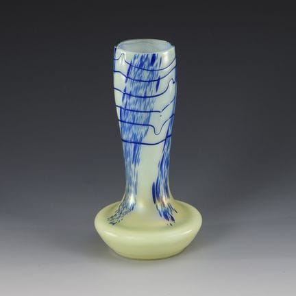 Vaso con gocce blu e fili. Kralik.  

Wilhelm Kral