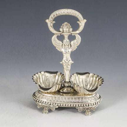 Salière d’argento con figura alata.  
 

Marchio d