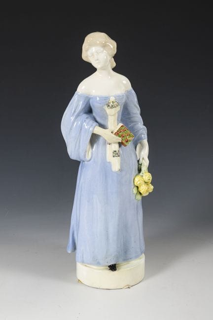 Signora in abito azzurro. Manifattura viennese Fri