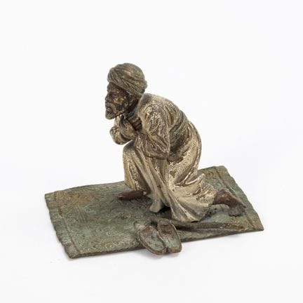 Wiener Bronze (?): Orientale auf Teppich 

Bronze,