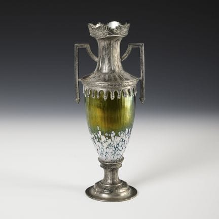 Vaso in stile Art Nouveau con montatura in stagno.