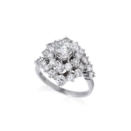 Großer Brillant-Blütenring (ca. 3,3 ct).
750er Wei