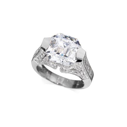 Weißgold-Ring mit Moissanit-Solitär (ca. 3,6 ct).
