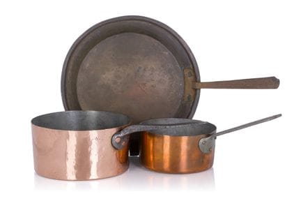Zwei Stielkasserollen und ein Deckel aus der welfi