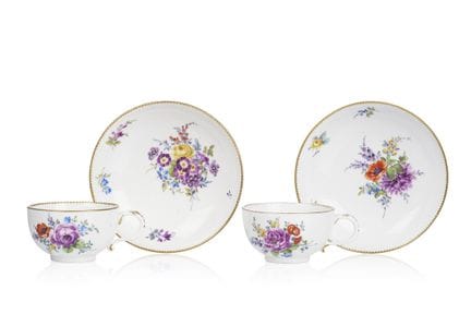 Paar Tassen mit Untertassen mit Blumenbuketts mit 