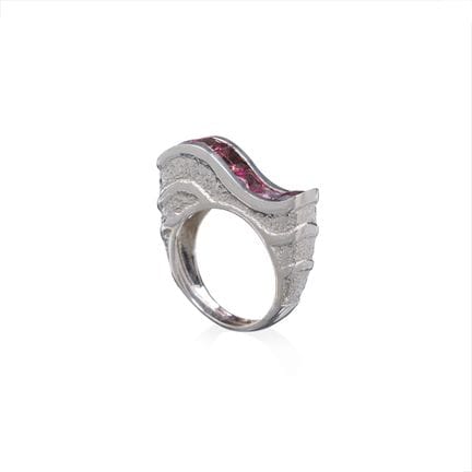Hoch aufgebauter Weißgold-Ring mit rosa Turmalinen