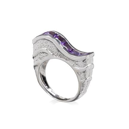 Hoch aufgebauter Weißgold-Ring mit Amethystband. N