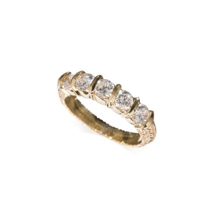 Memoire-Ring mit fünf Zirkonia.
14 K Gelbgold. Fei