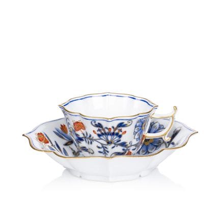 一件罕见的“洋葱纹”茶杯及杯托，饰以铁红和金色的繁复纹样。迈森。1764–1773年。
迈森瓷器制造