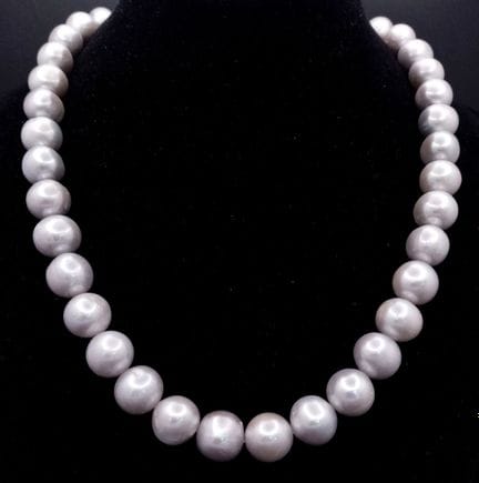 Una classica collana a filo singolo con grandi per