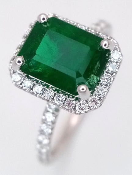 Bague en or blanc 18 carats, sertie d'une émeraude