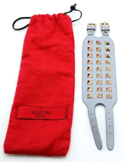 一条瓦伦蒂诺·加拉瓦尼（Valentino Garavani）蓝色皮革Rockstud宽手镯。蓝色皮
