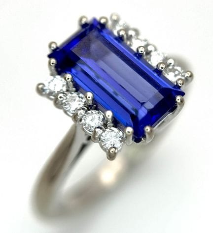 BAGUE EN OR BLANC 18 CARATS AVEC UNE PIERRE BLEUE 