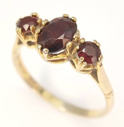 Bague classique en or 9 carats. Ornée de grenats d