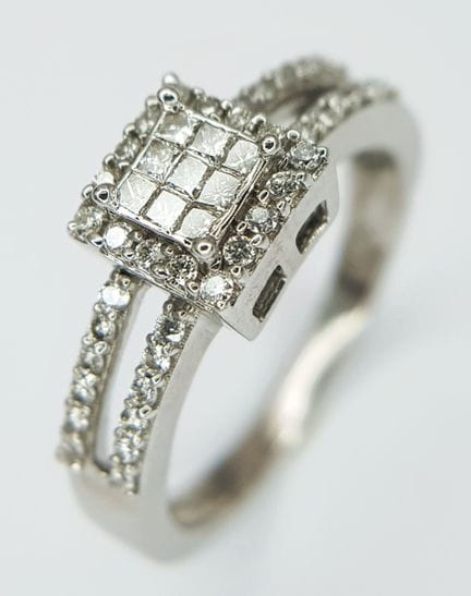 BAGUE EN OR BLANC 18 CARATS, SERTIE DE DIAMANTS, M