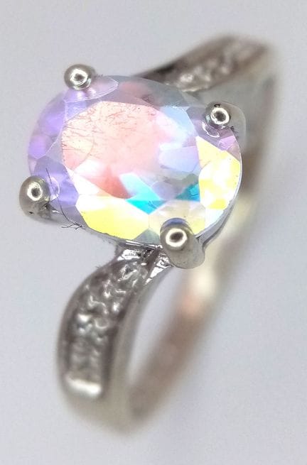 Bague en or blanc 9 carats sertie d'une topaze « M