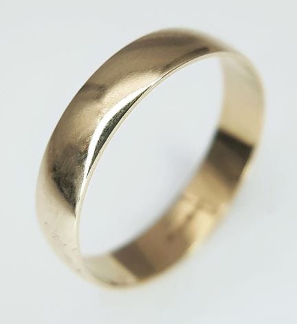 Une bague en or jaune 9 carats, taille M. La bague