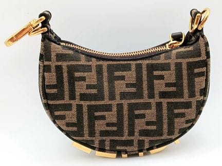 Una mini borsa Fendi marrone con logo Zucca Monogr
