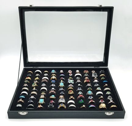 Une vitrine à bijoux contenant 100 bagues ! Un lot