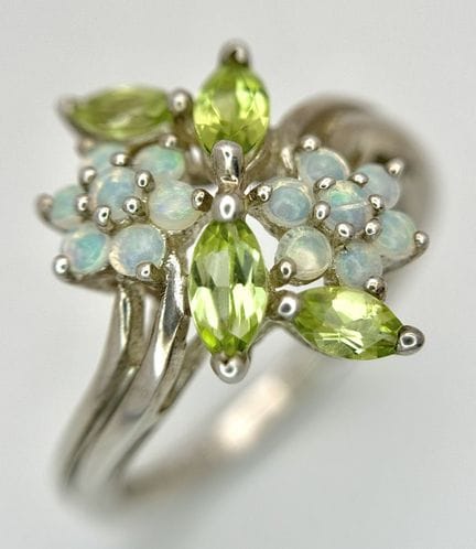 Magnifique bague en argent sertie de pierres préci