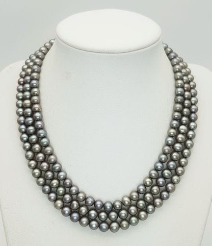 Una collana di perle d'acqua dolce di colore grigi
