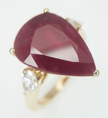 Une bague de cocktail en or jaune 18 carats, serti