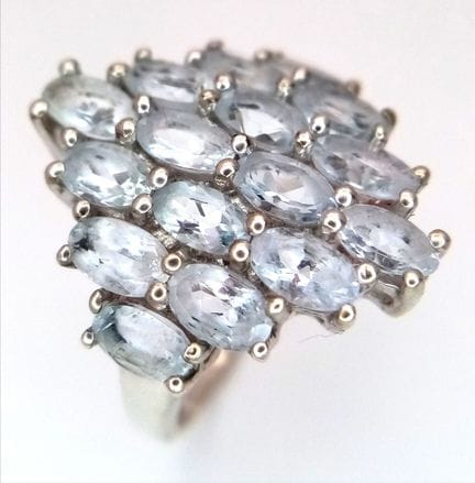 Une bague en argent sterling et aigues-marines, au