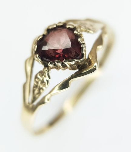 Une jolie bague vintage de 1989, en or 9 carats po