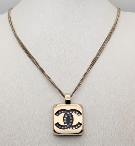 Una collana con ciondolo con logo CC di Chanel. Ca