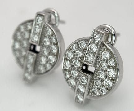 UNE PAIRE DE BOUCLES D'OREILLES CLOUS EN OR BLANC 