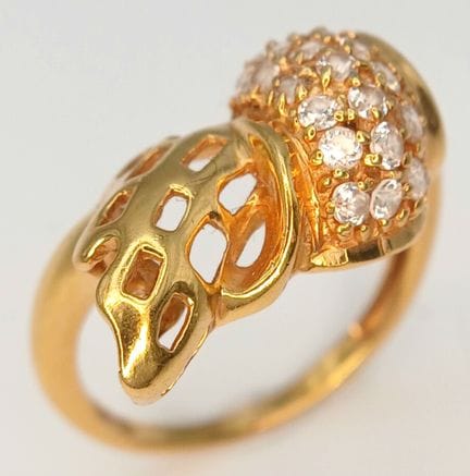 Une bague originale en or jaune 18 carats aux form
