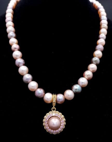 Una collana di grande effetto con perle d'acqua do
