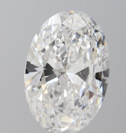 Un diamante de corte ovalado cultivado en laborato