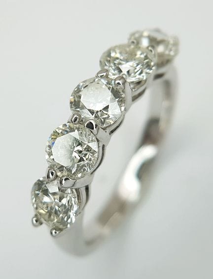 Une superbe bague en or blanc 18 carats sertie de 