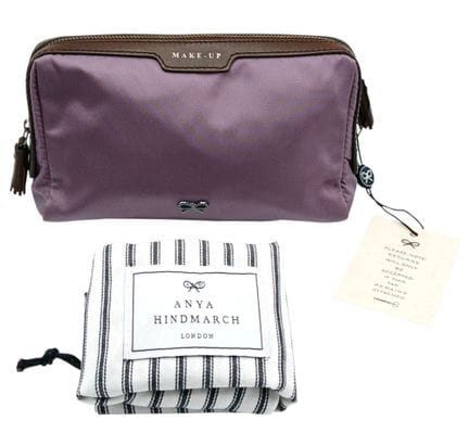 Una trousse Anya Hindmarch viola. Esterno in raso 