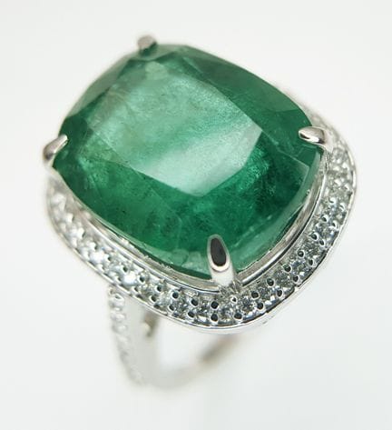 Une superbe bague en platine 950 sertie d’une émer