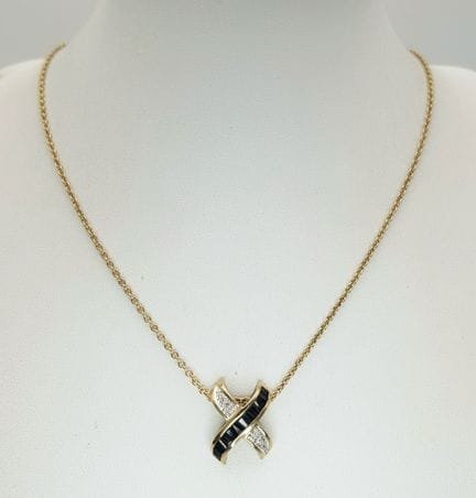 Una splendida collana con ciondolo a forma di croc