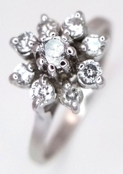 BAGUE EN OR BLANC 14 CARATS, SERTIE DE DIAMANTS EN