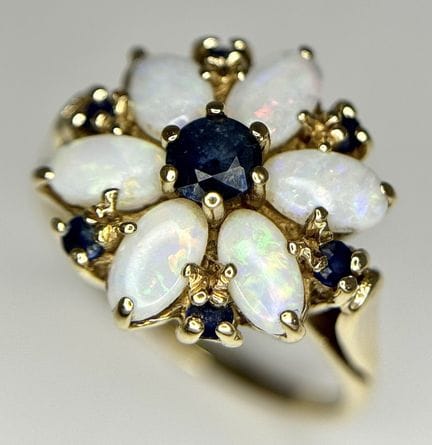 Un anillo de oro de 9 quilates con zafiro y ópalo.