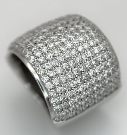 Bague imposante en or blanc 18 carats sertie de di