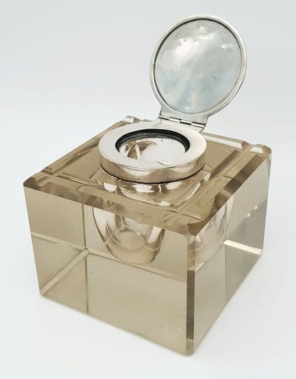 UN MAGNÍFICO TINTERO DE PLATA Y VIDRIO, MUY PESADO