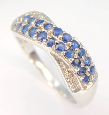 Bague « crossover » en OR BLANC 14 CARATS, SAPHIR 