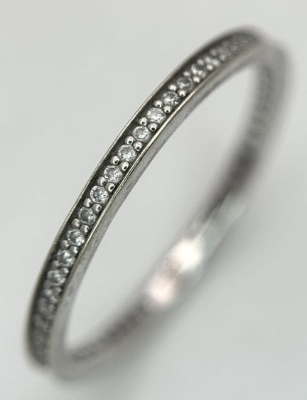 Bague éternelle en or blanc 14K sertie de diamants