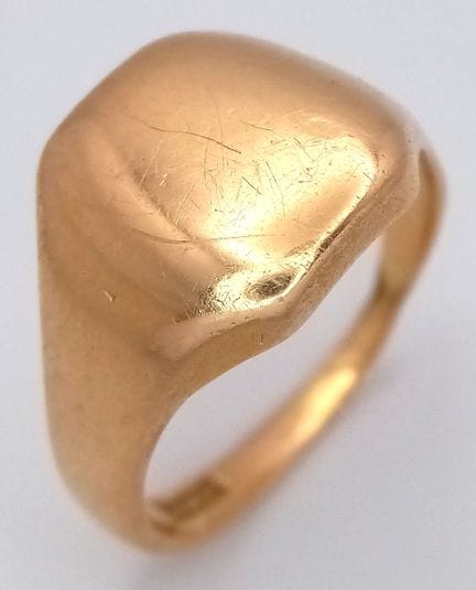 Une bague cachet vintage en or 18 carats (selon le