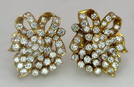 UNE PAIRE DE BOUCLES D'OREILLES À CLOUS EN OR JAUN