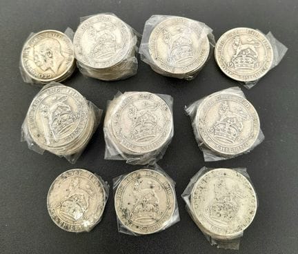 Une collection de cinquante-sept pièces d'argent. 