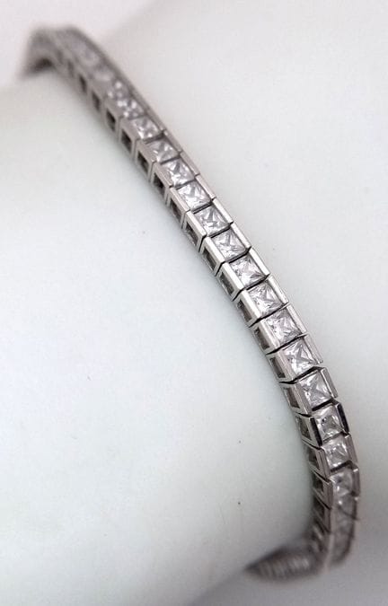 Un bracelet tennis en or blanc 9 carats et zircons