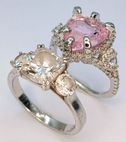 2 bagues en argent serties de pierres précieuses, 